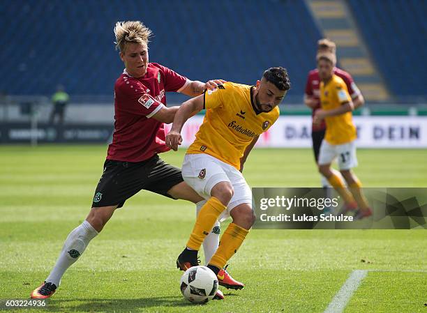 Felix Klaus of Hanover and Aias Aosman of Dresden during the Second Bundesliga match between Hannover 96 and SG Dynamo Dresden at HDI-Arena on...