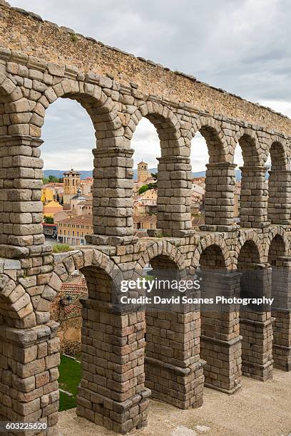 aqueduct of segovia in spain - aqueduct stockfoto's en -beelden