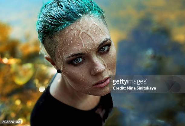 portrait of beautiful sad woman under the rain - makeup in rain photos et images de collection