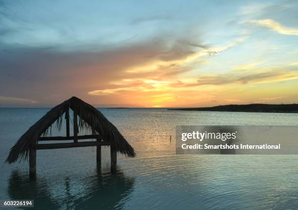 a summer sunset at the caribbean sea near cayo santa maria, cuba - cayo santa maria stock-fotos und bilder