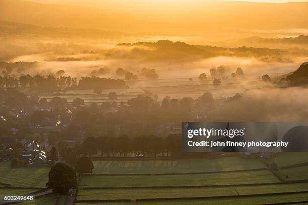 castleton and hope valley misty sunrise landscape, english peak district. - the bigger picture englische redewendung stock-fotos und bilder