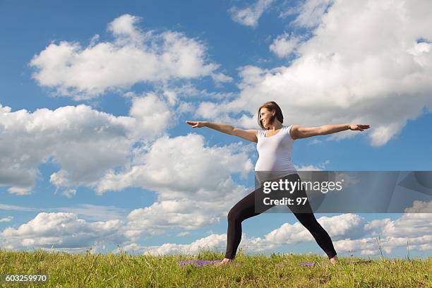 femme enceinte en bonne santé faisant du yoga dans la nature à l’extérieur - femme enceinte jardin photos et images de collection