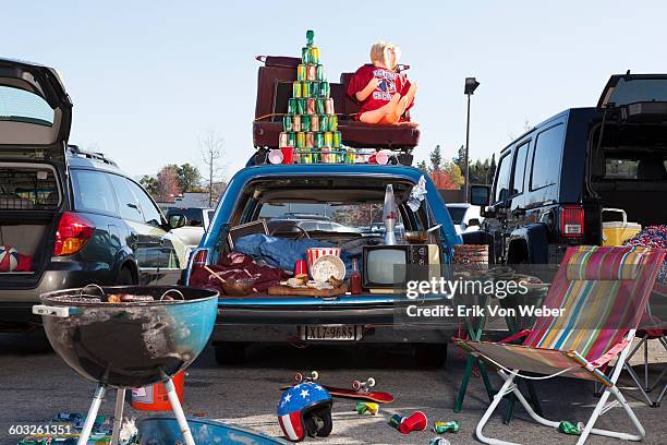 tailgate party scene - parked car stock pictures, royalty-free photos & images