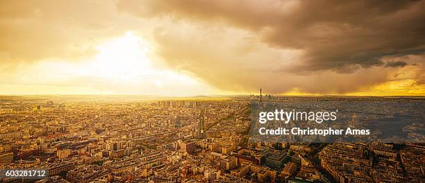 luftaufnahme von paris bei sonnenuntergang mit dramatischen gewitterwolken - town orange stock-fotos und bilder
