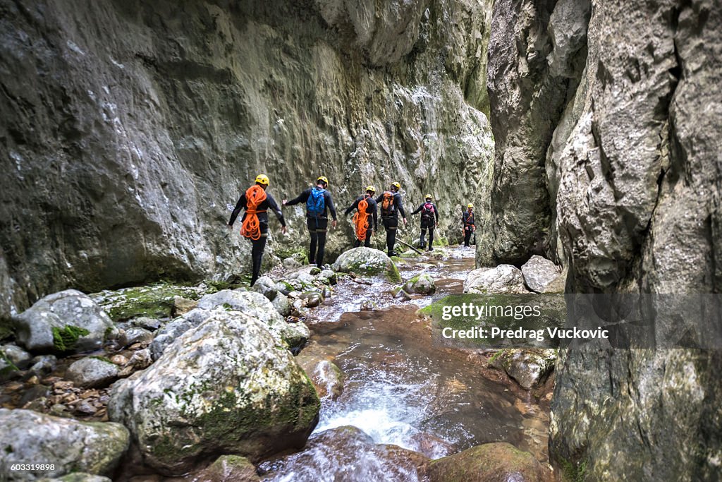 Gruppe von Menschen, die sich durch den Canyon bewegen