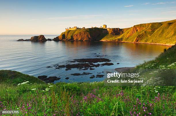 dunnottar castle at sunrise, near stonehaven - dunnottar castle 個�照片及圖片檔