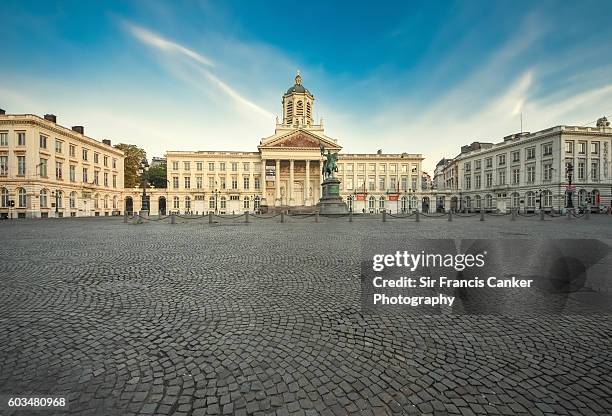 brussels royal square (place royale) with st jacques church on top of mont des arts, belgium - adoquinado fotografías e imágenes de stock