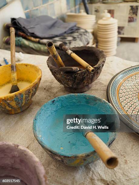 worker painting bowl - ceramics fez stock-fotos und bilder