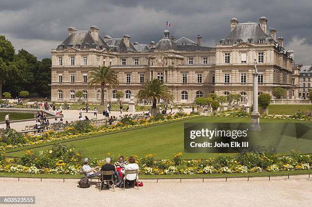 luxembourg gardens with luxembourg palace - palais du luxembourg stockfoto's en -beelden