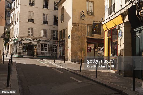 paris, st germain de pres, street scene - barrio saint germain des prés fotografías e imágenes de stock