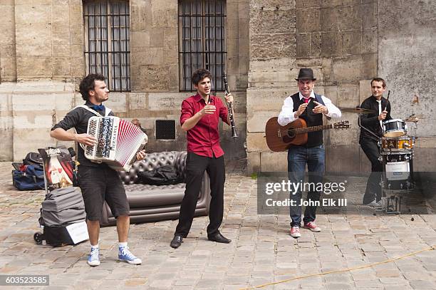 paris, st germain des pres, street musicians - busker ストックフォトと画像