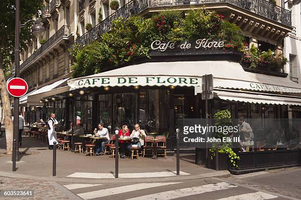 paris, cafe de flore - barrio saint germain des prés fotografías e imágenes de stock