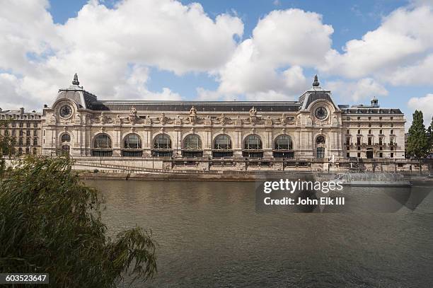 musee d'orsay museum from across seine river - musee dorsay stock pictures, royalty-free photos & images