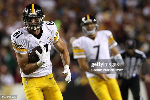 Tight end Jesse James of the Pittsburgh Steelers carries the ball against the Washington Redskins in the second quarter at FedExField on September...