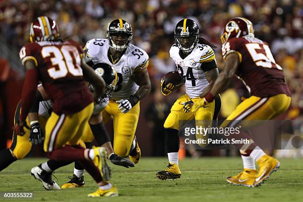 Running back DeAngelo Williams of the Pittsburgh Steelers carries the ball against inside linebacker Mason Foster of the Washington Redskins in the...