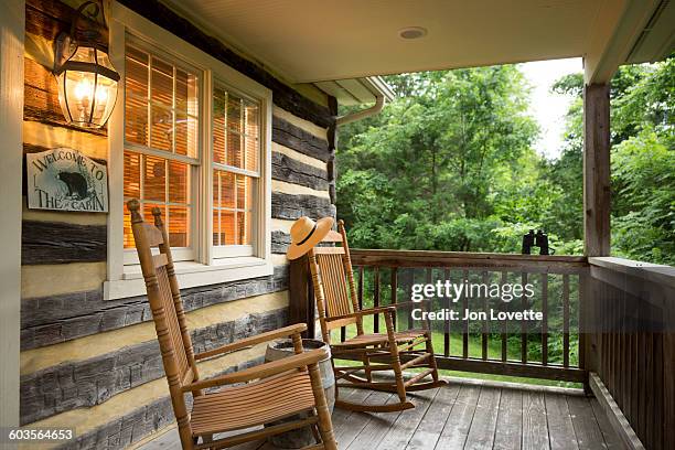 front porch of log cabin - portico sopraelevato foto e immagini stock