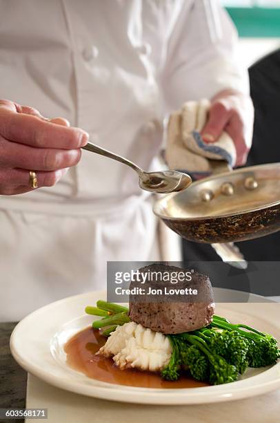 chef plating steak - food plating fotografías e imágenes de stock