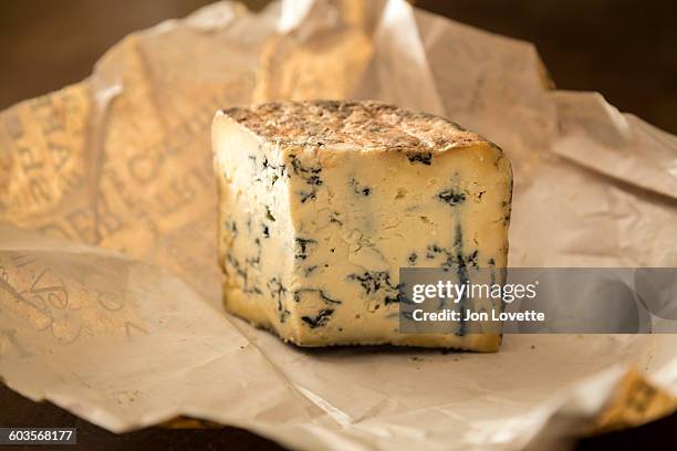 local blue cheese - blauschimmelkäse stock-fotos und bilder