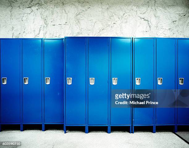 row of blue lockers - locker 個照片及圖片檔