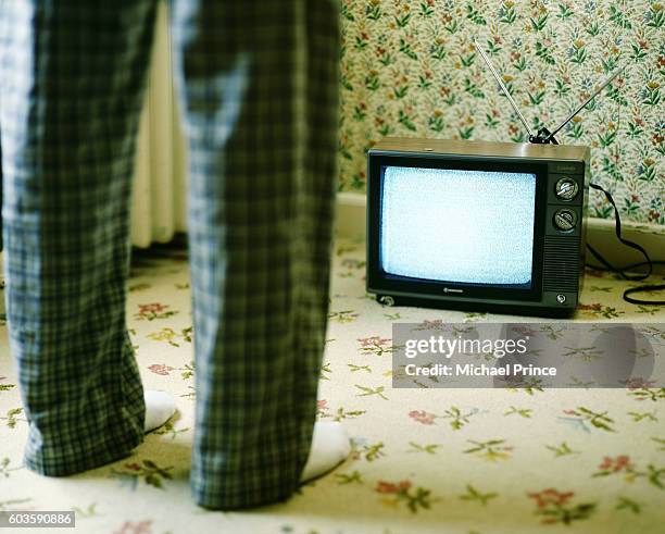 watching static on television - inconvenience stock-fotos und bilder