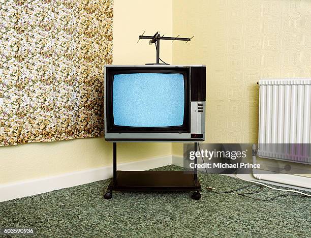 fuzzy television in corner of room - analógico - fotografias e filmes do acervo