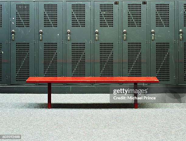 bench in locker room - vestuario instalación deportiva fotografías e imágenes de stock