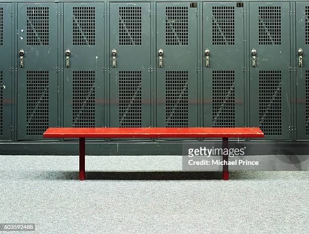 bench in locker room - locker room photos et images de collection