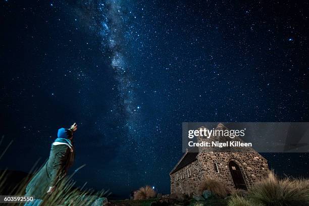 star gazing, church of good shepherd, lake tekpao, new zealand - tekapo stock-fotos und bilder