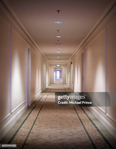 empty hotel hallway - hotel hallway stock pictures, royalty-free photos & images