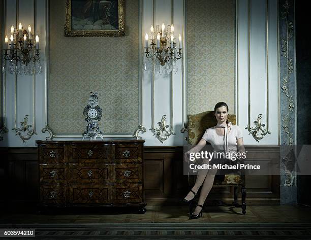 woman sitting in chair - bureau vintage stock-fotos und bilder