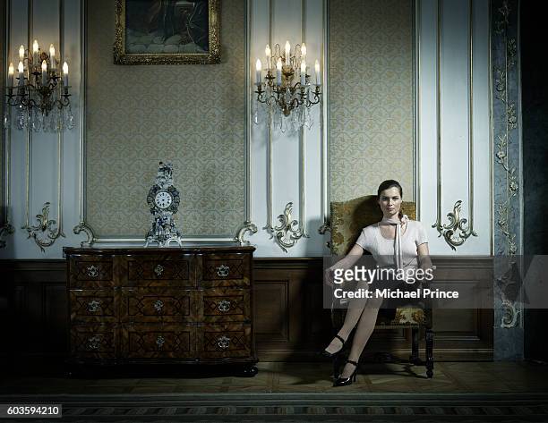 woman sitting in chair - beautiful czech women 個照片及圖片檔