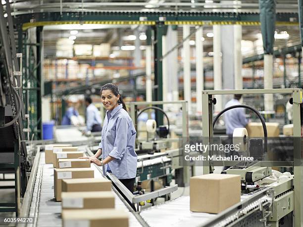 assembly line worker - production line stockfoto's en -beelden