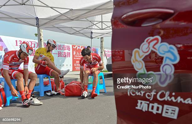 Italian Marco Benfatto from Androni-Giocattoli Team with his team-mayes prepare ahead of the third stage, 114.7 km Chongqing Banan circuit race,...