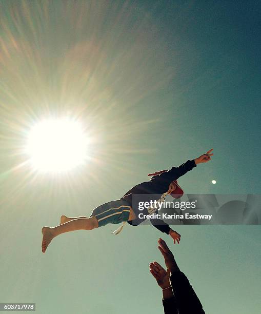 boy in the air with peace sign - dad throwing kid in air stockfoto's en -beelden