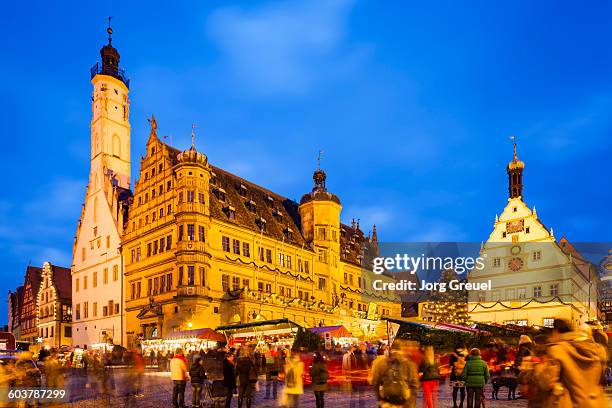 christmas market at dusk - rothenburg fotografías e imágenes de stock