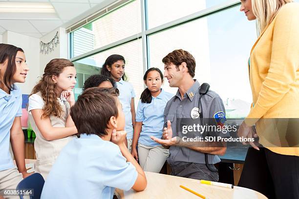 interessierte privatschüler hören polizisten zu - community safety stock-fotos und bilder