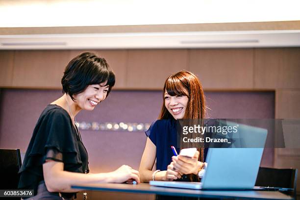one on one meeting in japanese company - politics and government stock pictures, royalty-free photos & images