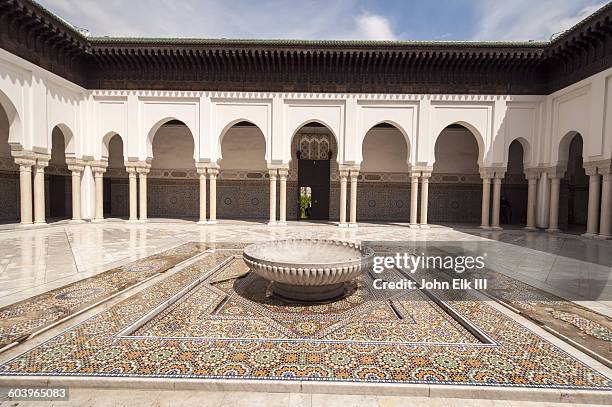 grand mosque of paris - fountain courtyard fotografías e imágenes de stock