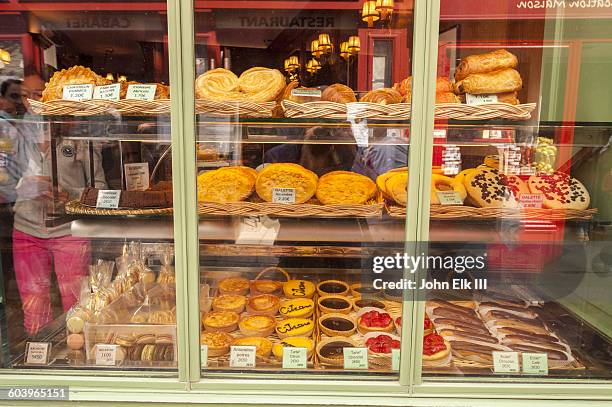 paris, montmarte, pastery shop window - french boulangerie stock pictures, royalty-free photos & images