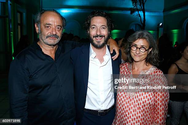 Actor of the movie Guillaume Gallienne poses between Singer Louis Chedid and his wife attend the "Cezanne et Moi" Premiere. Held at the Cinema "Le...