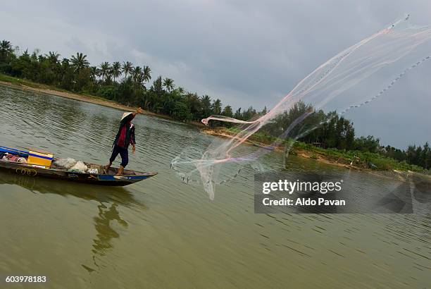 vietnam, hoi han, fisherman - commercial fishing net fotografías e imágenes de stock