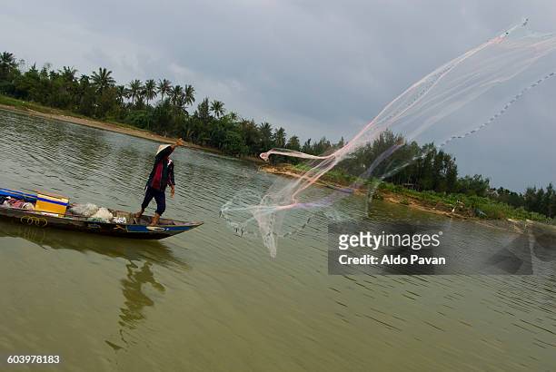 vietnam, hoi han, fisherman - rede de pesca comercial imagens e fotografias de stock