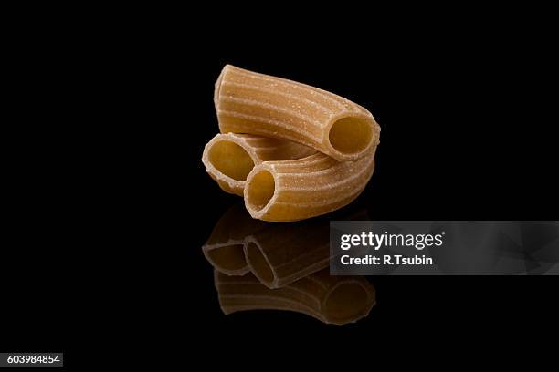 close-up of wholegrain spelt pasta - pasta integrale foto e immagini stock