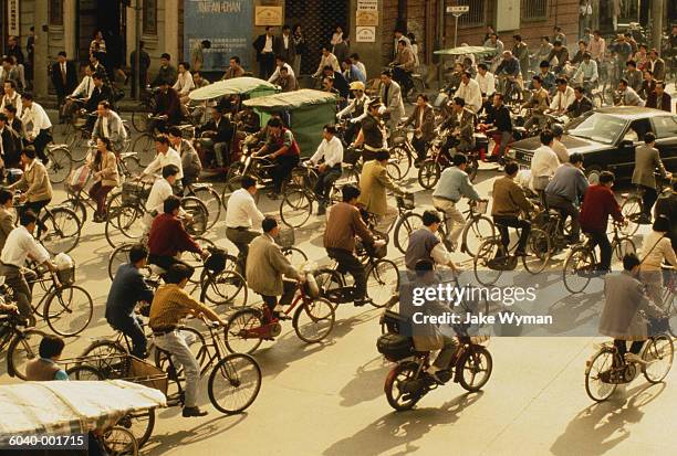 crowd of cyclists in street - pedicab stock pictures, royalty-free photos & images