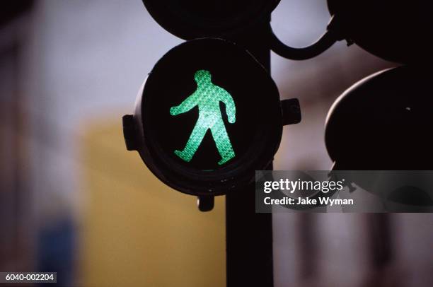 green man on traffic light - signal lumineux de passage pour piéton photos et images de collection