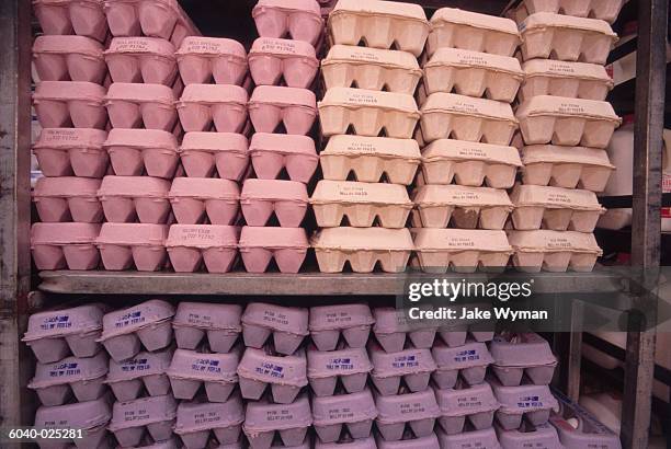 stacked egg cartons - eierdoos stockfoto's en -beelden