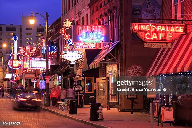 the night view of beale street - memphis tennessee foto e immagini stock