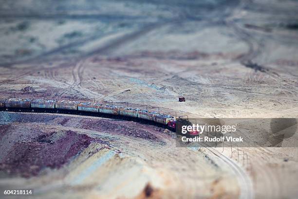 freight train in an open pit mine - mina de superficie fotografías e imágenes de stock