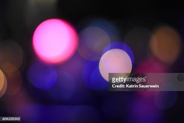 defocused image of illuminated lights - unscharf gestellt stock-fotos und bilder