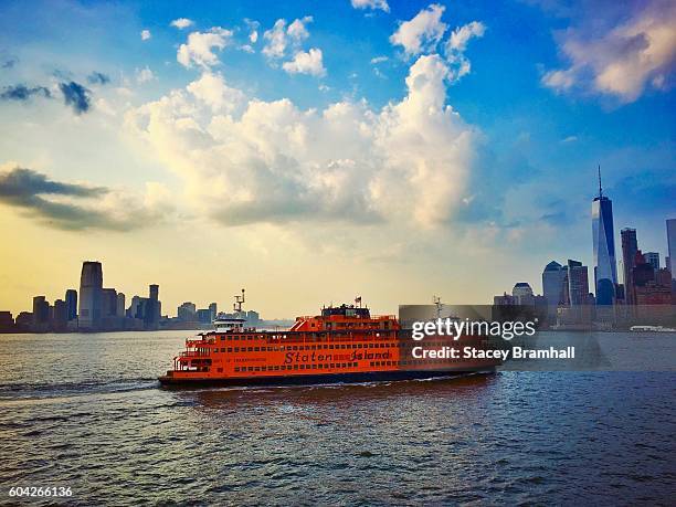 the statten island ferry crosses the hudson with new york city and new jersey in the background - ferry photos et images de collection